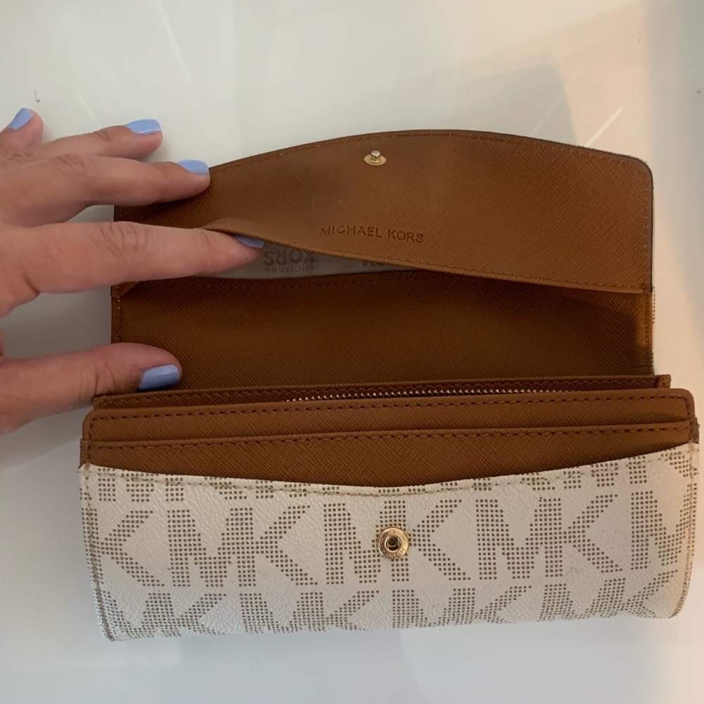 Michael Kors Wallet - Picture 5 of 8
